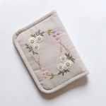 フラワーリース　刺繍　お薬手帳ケース　母子手帳ケース