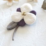 ぷっくりお花の刺繍ブローチ［パープル］
