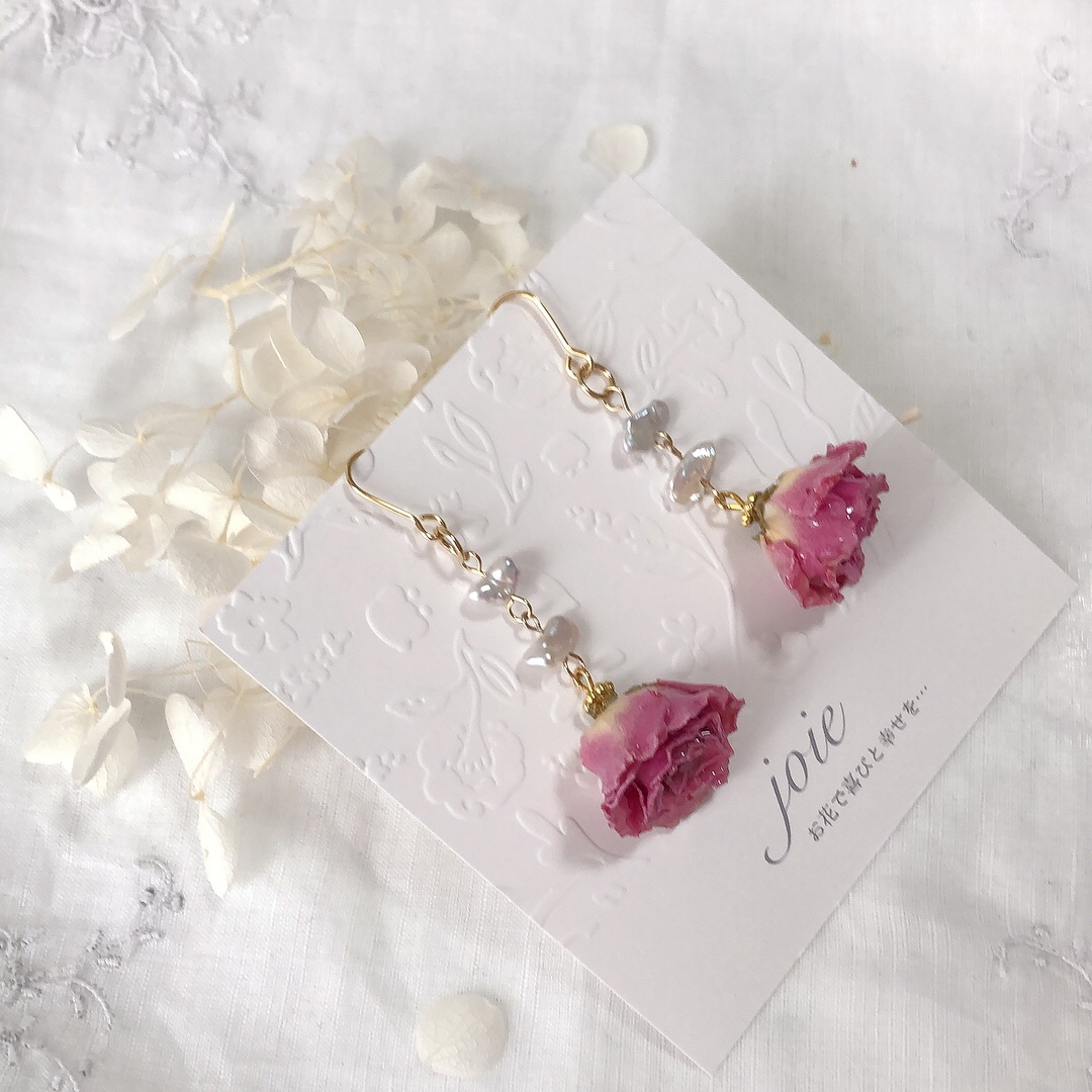 No.1597-E　ドライフラワーとパール☆レジン☆ピアス・イヤリング レジンアクセサリー ドライフラワーの可愛い薔薇と淡水パールの