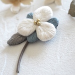 ぷっくりお花の刺繍ブローチ［ブルー］