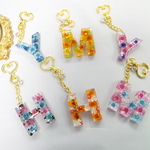 名入れ　お好きな色・文字選べます♡ ボタニカル 本物のお花を閉じ込めた　フラワー　キーチェーン　キーホルダー　アクセサリー　レジン　　お花　ハーバリウム