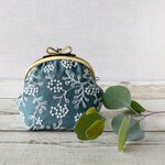 ブルーグリーンの刺繍がま口ポーチ　ribbon 