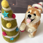 クリスマスツリー🎄飾り付け中の柴犬ちゃん🐕(羊毛フェルト)