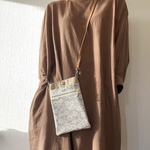 黄色い花柄のスマホポシェット