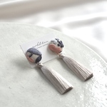 イヤリング/ピアス 刺繍リボンくるみボタン × ライトベージュリネンレーヨンタッセル　くすみブルー　ピンク　イヤリング　ピアス　結婚式　七五三　ボタニカル　花　フラワー　ウエディング　和装　着物　