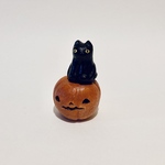 かぼちゃにのる黒猫