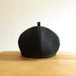 てっぺんに輪っか、ベレー帽　黒・ウール・変わり織り