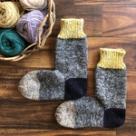 ぬくぬく毛糸の手編み靴下　グレーミックス×イエロー×ブラウン  24cm前後