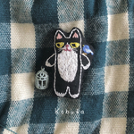 鳥籠を持った猫さんと青い鳥　刺繍ブローチ