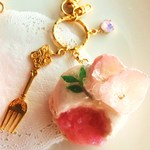 ホワイトチョコマカロンの白いちごジュレ添えキーホルダー