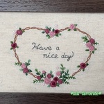 🍓ハートのローズリース『Have a nice day』・手刺繍インテリア額・刺繍パネル・刺繍ファブリックパネル・刺繍フレーム（no,1）