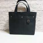 黒い帆布のトートバッグ