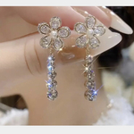 再販です✩⃛silver925芯　キラキラビジューの揺れるピアス　ゴールド
