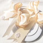 ほんのりベージュのリボン　花チャーム垂れ付き　バレッタ2種類
