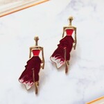 ファッションショー 華麗な女性ピアス
