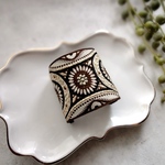刺繡リボンのポニーフック ■ カーブデザイン ■ 茶色と黄金色の円形　民族衣装柄