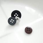 ボタンのアシンメトリーイヤリング
