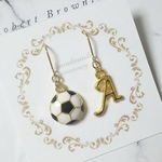 【ゴールド】 サッカーボール イニシャルピアス