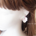 Suisai Ear Cuff -フリルの花びらとピンクのビジューLightpink