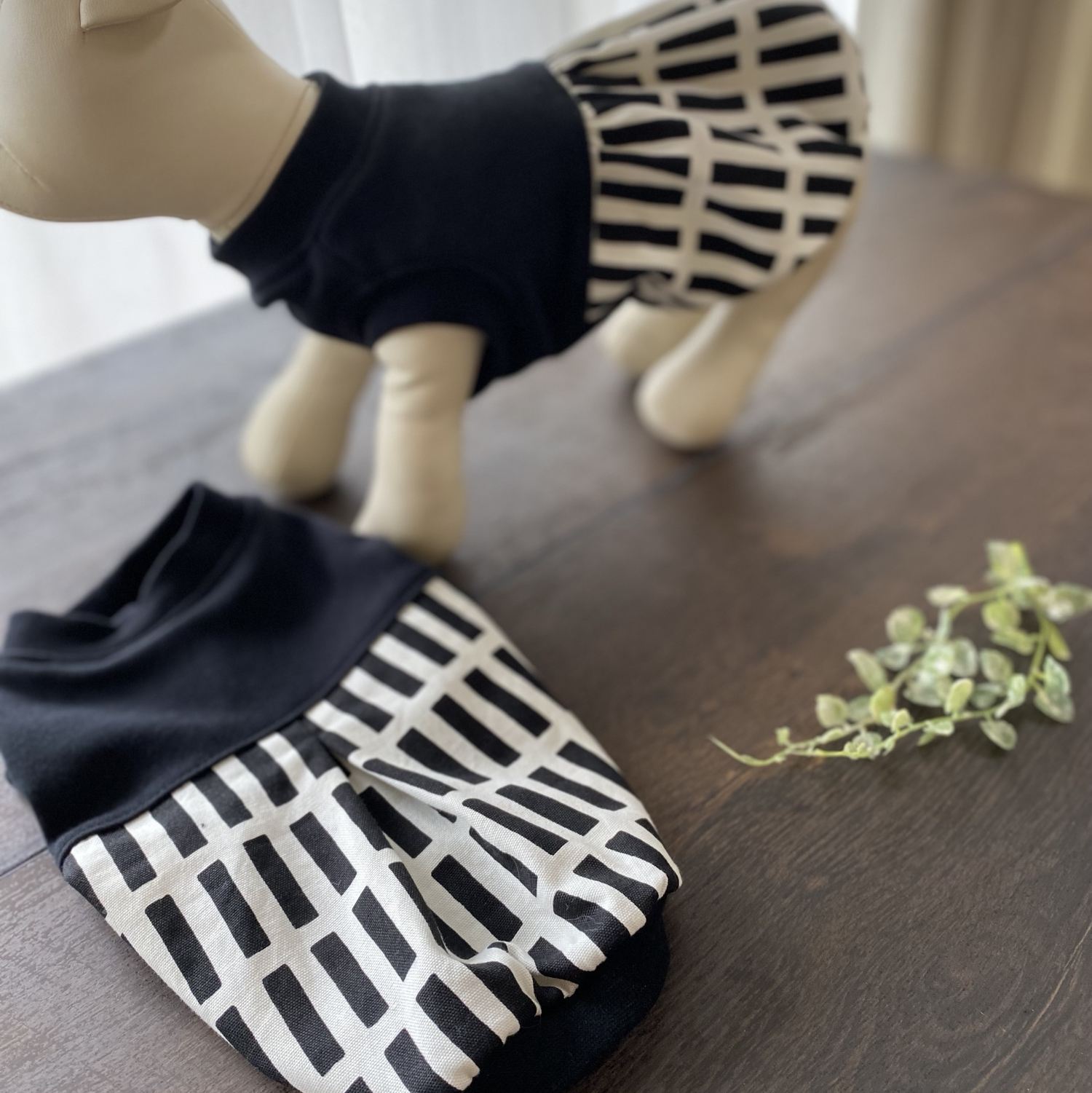犬服 ハンドメイド モノトーン北欧柄のバルーンワンピース