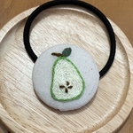洋梨の刺繍ヘアゴム