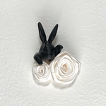 うさぎ モノトーン ブローチ 黒うさぎ×白薔薇
