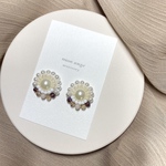 ＊パールホワイト×ホワイト×ランダム配色 ビーズ刺繍 ピアス／イヤリング＊
