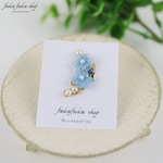 すりガラス風青い花のイヤーカフ