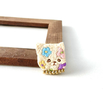 猫の刺繍ブローチ【お花の宝石箱】