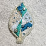 手刺繍 葉っぱブローチ ～冷静～