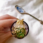 .｡.:✽ 花ネコ 落ち葉の小径を歩く ✽.｡.: チェコガラスボタン ブローチ