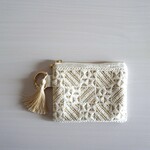 カラビナ付きのミニポーチ　ベージュベースにシックな白いインド刺繍リボン（横長）♪