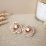 ビーズ刺繍𓍯ピンクベージュꕤflowerピアス