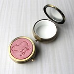 アンティークゴールド×レザーのピルケース　ピンク
