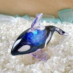 O21　宇宙を宿すガラスのシャチ［薄紫］