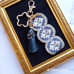 デニムブルー　ホワイトフラワー インド刺繍リボン×ツヤツヤタッセル　キーホルダー　ストラップ　バックチャーム