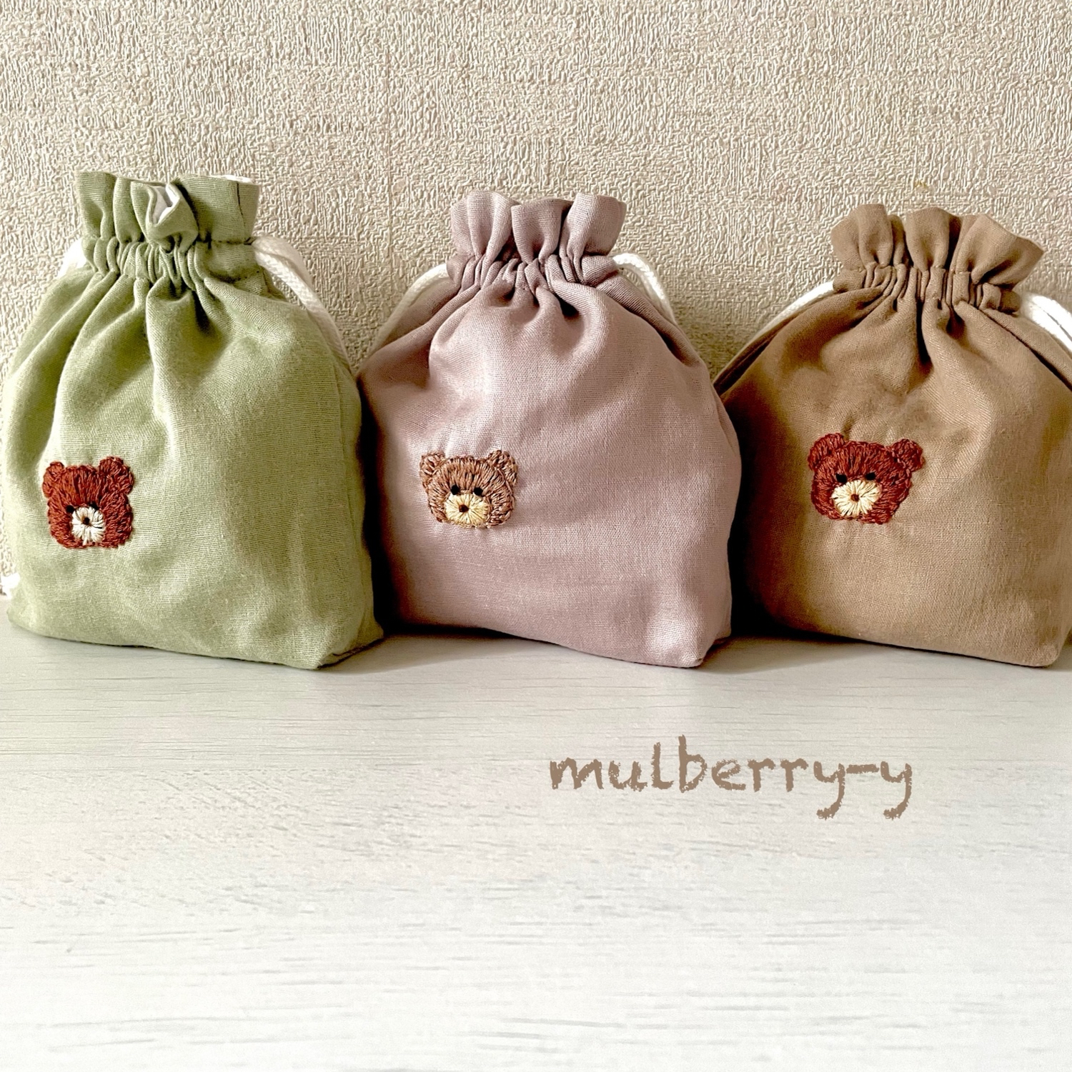 cocomicoBurberry 12M 80㎝　美品　巾着袋付き ほっこりクマさんの刺繍4重ガーゼのふんわり巾着袋(くすみカラー