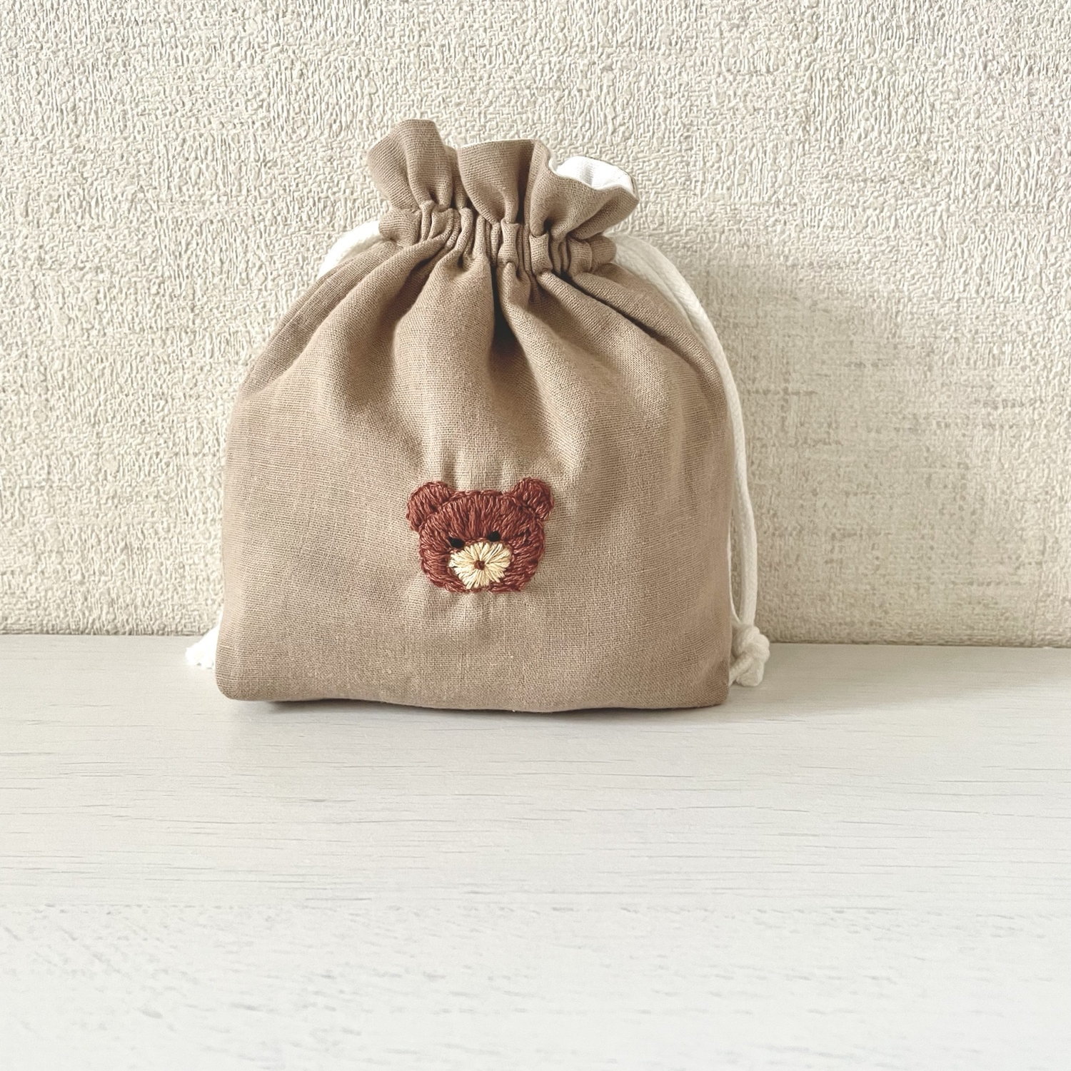 ほっこりクマさんの刺繍4重ガーゼのふんわり巾着袋(くすみカラー