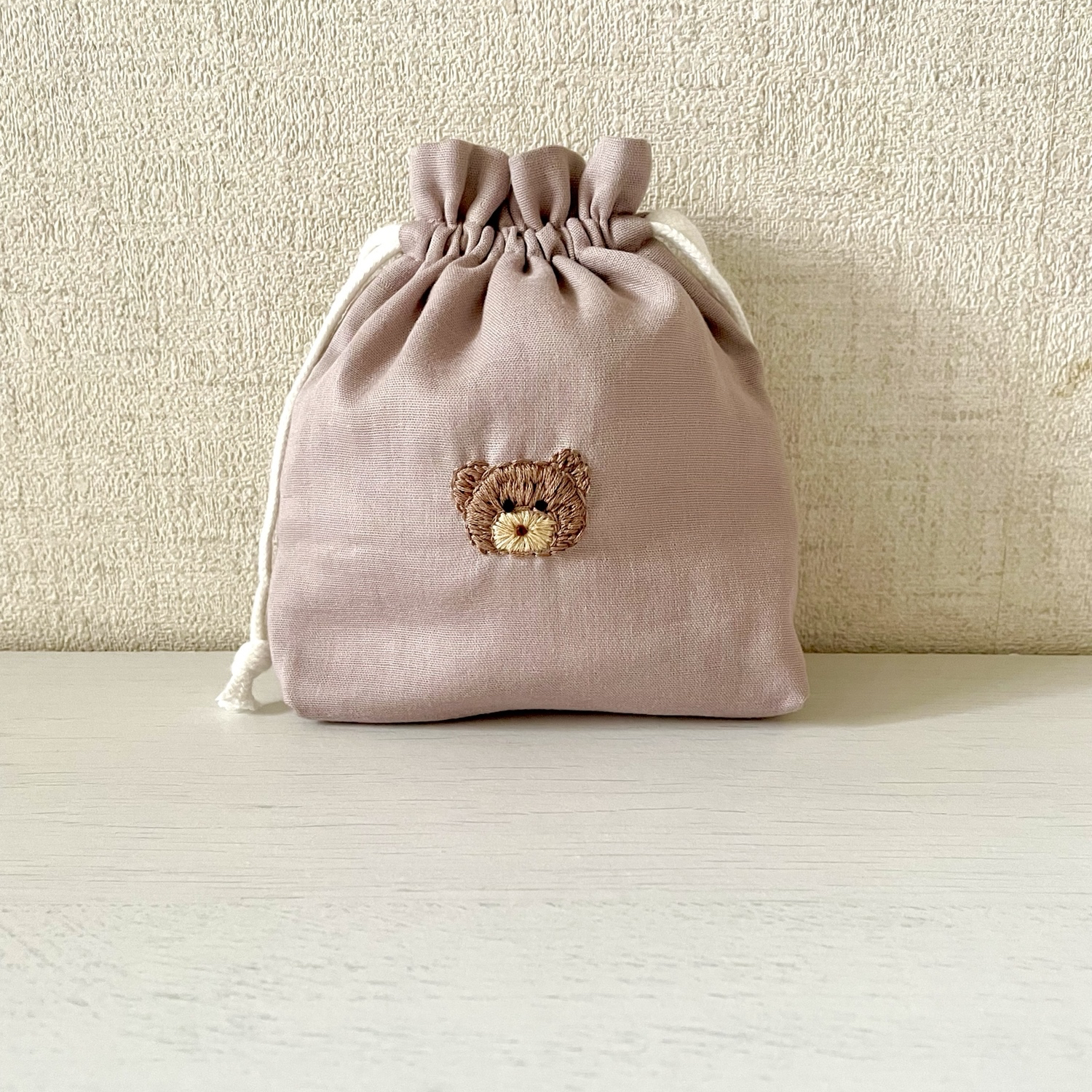 cocomicoBurberry 12M 80㎝　美品　巾着袋付き ほっこりクマさんの刺繍4重ガーゼのふんわり巾着袋(くすみカラー