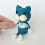 白いお花つきのターコイズブルーのオシャレねこぴ【猫 キーホルダー可】