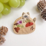 秋の味覚と猫の刺繍ブローチ