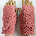 ウール・アクリル・ハンドウォーマー(桜色)手袋　花モチーフ付　ハンドメイド　手編み