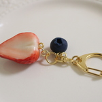【ワンコイン♪】カットいちごとブルーベリーのキーホルダー