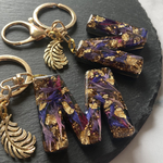 矢車草×金箔　レジンイニシャルキーホルダー　ブラックタイプ