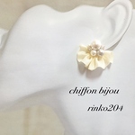 オーガンジーchiffonビジューピアス クリーム