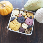 「ねこたちのハロウィン♪クッキー缶」（M）【期間限定缶】