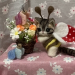 羊毛フェルト　ハチさんにゃんこ