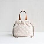 【特集掲載】2022新作！数量限定！オフホワイトキルティングエコボアファー長財布OKの楕円底巾着バッグ