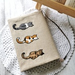 手刺繍のブックカバー/3匹のにゃんこ