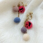 MSM様御専用    ボンボンボールとあそぶ猫のイヤリング★ピアス(金属アレルギー対応) 